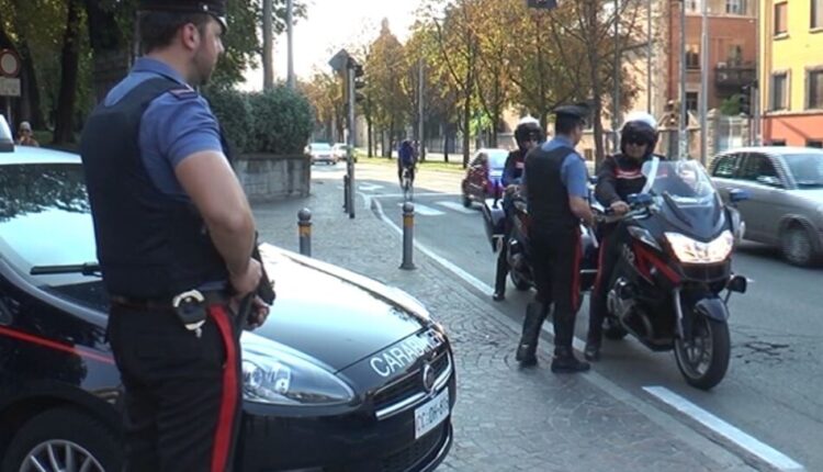 Bologna: minacce per debiti di droga, arrestati due pregiudicati per tentata estorsione ai danni di una 63enne