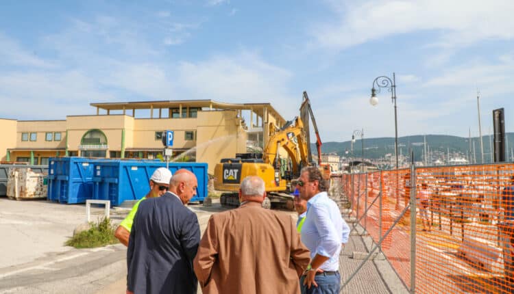 Al via l'abbattimento della "collassata" ex piscina terapeutica acquamarina in "sacchetta" a Trieste