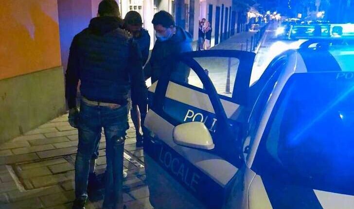 Individuo armato di spranga urlava per strada, individuato e arrestato dalla Polizia di Stato per resistenza a Pubblico Ufficiale