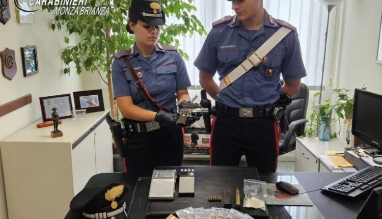 Un pitbull in camera faceva la guardia a 27 grammi di cocaina e una pistola con caricatore esploso: 35enne arrestato a Monza.