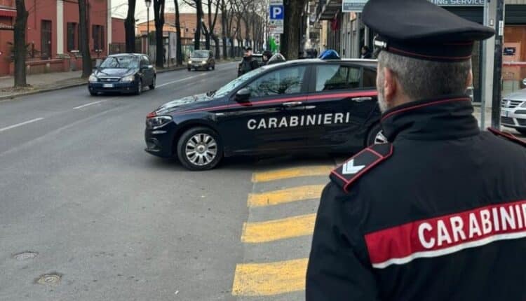 Bologna, tentato furto di bottiglie di whisky in un centro commerciale: 44enne arrestato dopo aver minacciato la sicurezza con cocci di vetro.