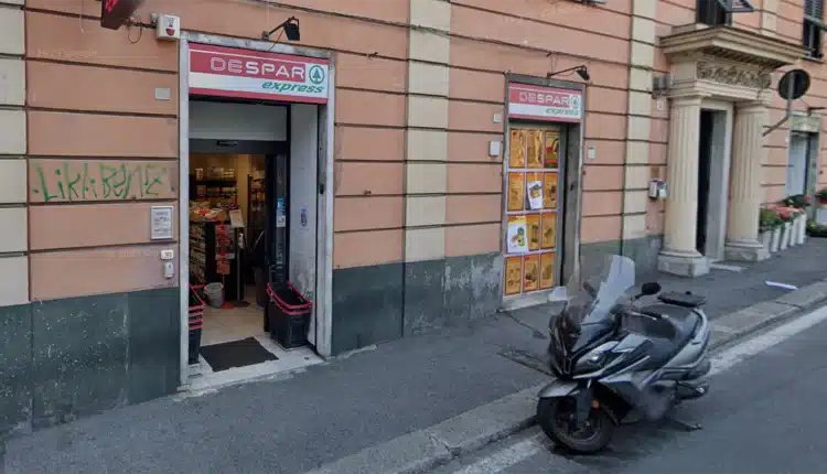 Genova: ruba diversi prodotti alimentari e aggredisce il titolare del negozio. 