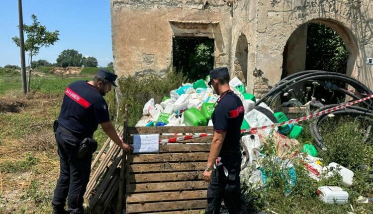 Caserta, deposito incontrollato di rifiuti pericolosi: i Carabinieri della Forestale sequestrano dell’area