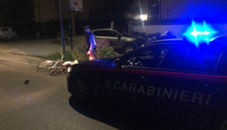 Lucca: investe un ciclista con l’auto e si dà alla fuga, fermato da un carabiniere fuori servizio.