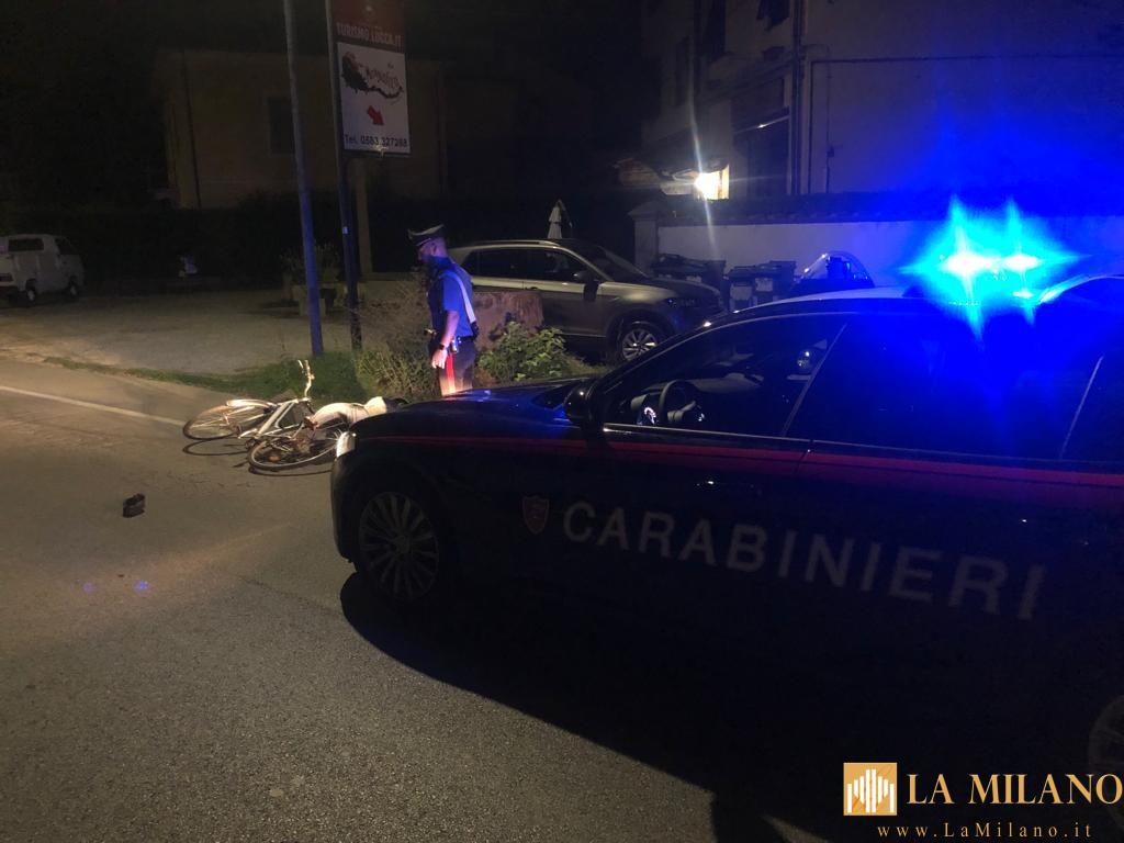Lucca: investe un ciclista con l’auto e si dà alla fuga, fermato da un carabiniere fuori servizio.