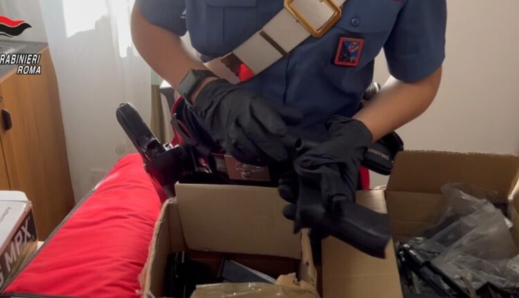 MONTESACRO - Alcune delle armi sequestrate dai Carabinieri (4)