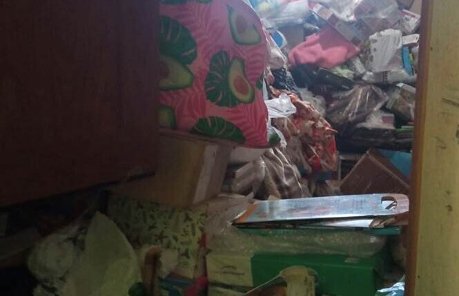 Macerata Campania: accumulavano migliaia di oggtti acquistati online e vivevano da mesi rinchiuse in una stanza del loro appartamento