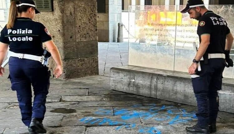 Milano: Polizia Locale ferma due giovani per imbrattamento della loggia dei Mercanti.