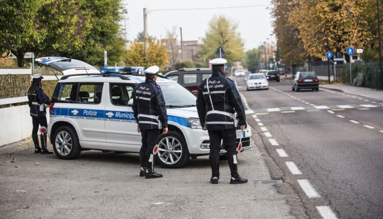 Modena: finisce contro un'auto in sosta, era alla guida ubriaco