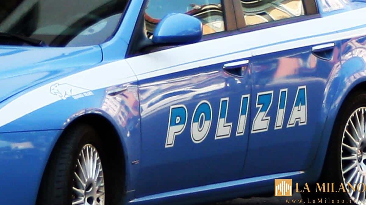 Novara: uomo fuori controllo prende a calci la vetrina di un negozio, arrestato