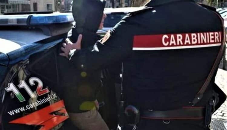 Trieste: sfonda le vetrine con pietre carsiche per rubare, arrestato dai Carabinieri