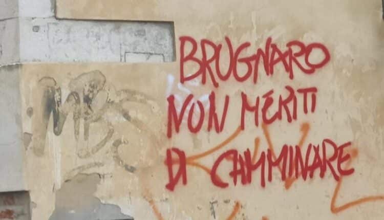 Venezia: scritte in centro storico contro il sindaco Brugnaro, individuati i responsabili.