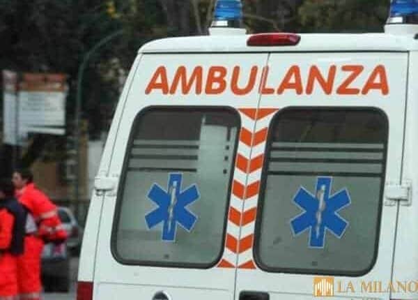 A sirene spiegate senza motivo nella piazza transennata durante uno spettacolo: la Polizia sanzione l’autista di un’ambulanza