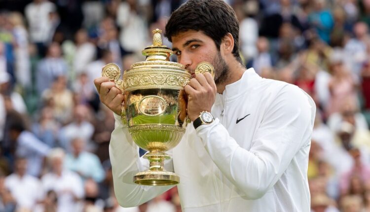 Tennis, Carlos Alcaraz è il nuovo re di Wimbledon dopo aver battuto Djokovic in 5 set