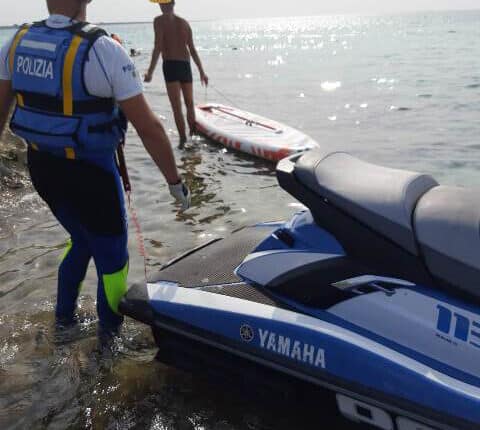 Gallipoli, continuano le attività di controllo e di soccorso in mare: sequestrati 8 grammi di hashish, denunciati due soggetti trovati con un martelletto frangivetro, soccorse due persone
