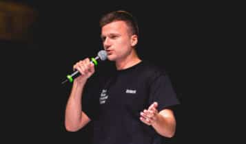 La stand-up dei comici italo-stranieri e il concorso per comici emergenti “La Cicala d’Oro”: gli appuntamenti della rassegna bolognese “Cuor Leggero”