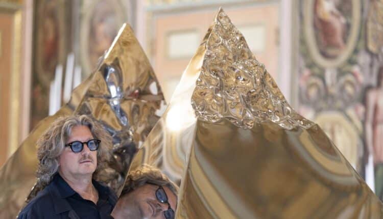 Milano: apre al pubblico la mostra "XHIXHA. La Reggia allo specchio"