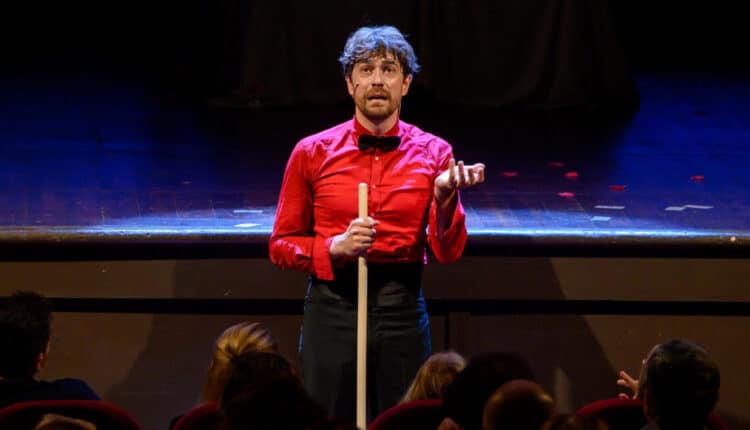 un flusso di coscienza tempestoso e irresistibile per avventurarsi tra vizi, ragioni e sentimenti della fauna umana