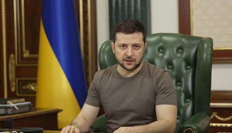 Nel 500mo giorno di guerra Zelensky è arrivato sull'Isola dei Serpenti