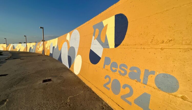 Al Porto di Pesaro una delle opere di street art urbana più lunghe del mondo. Ricci: «Una cartolina meravigliosa della nostra Capitale italiana della Cultura2024»