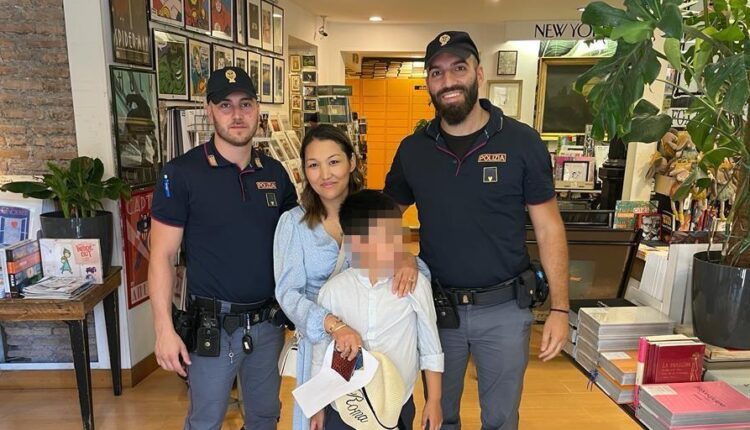 Roma: bambino di 9 anni si smarrisce davanti alla fontana di Trevi, ritrovato prontamente dalla Polizia