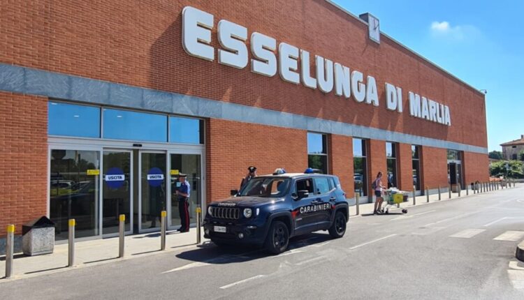 Capannori: furto al supermercato, ruba oltre 200 euro di cuffie senza fili In manette 62enne.