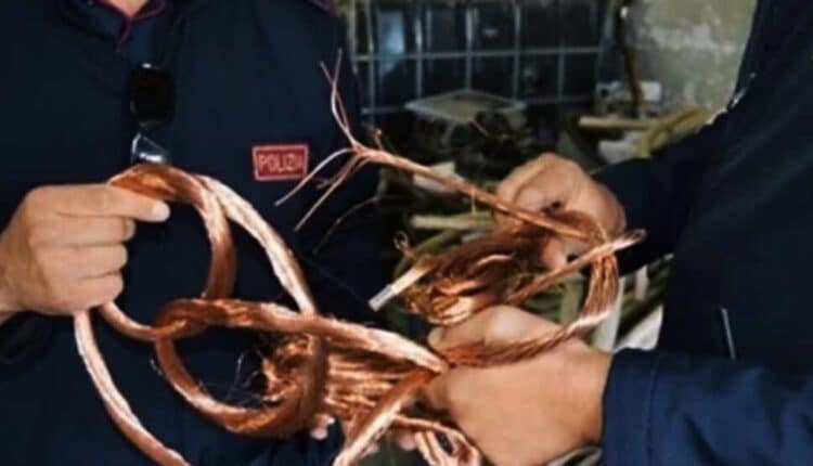  Cosenza: incendia cavi elettrici per estrarre rame, arrestato dalla Volante 55enne.