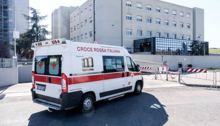 Imola: chiama il 118 simulando un malore, arriva al pronto soccorso in ambulanza e confessa: "volevo solo un passaggio"