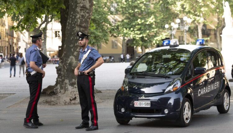 Lucca: cameriere picchiato in centro storico, due donne denunciate dai carabinieri