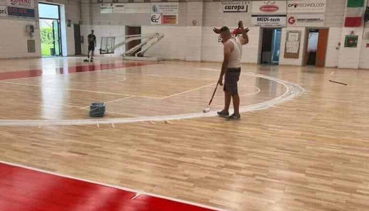 Sondrio, terminato l'intervento per il rifacimento del parquet del campo da gioco al PalaScieghi-Pini