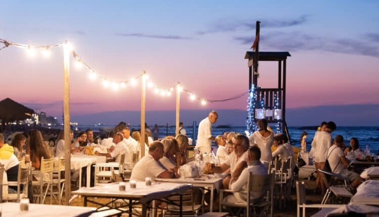 Pesaro: conto alla rovescia per “Candele sotto le stelle”, questa sera il litorale si accende con 20mila fiammelle sulla battigia