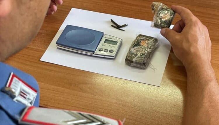 Santa Maria Capua Vetere: 24enne sorpreso con 140 grammi di hashish, arrestato dai Carabinier