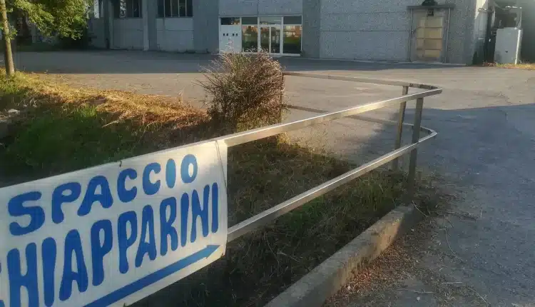 Crollano scaffali con 25 mila forme di Grana Padano e schiacciano il titolare uccidendolo