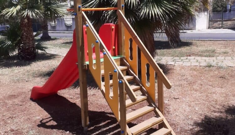 Scivoli, altalene e nuovi giochi per i bambini nei parchi delle marine di Lecce