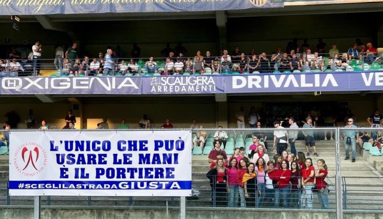 Verona, #sceglilastradaGIUSTA: i ragazzi dell'educandato statale "Agli Angeli" al "Bentegodi" contro la violenza di genere