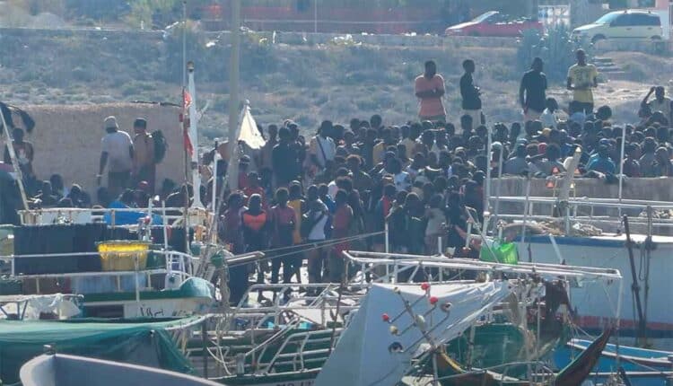 Emergenza a Lampedusa: dopo 48 ore di sbarchi, la prima notte di tregua per l’isola