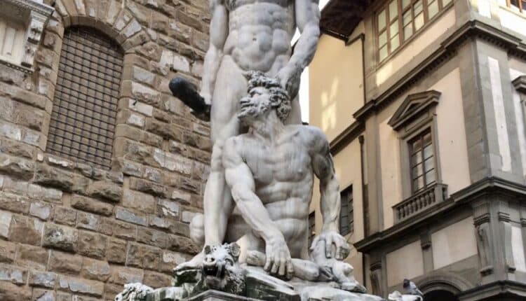 Fienze: si arrampica sull'Ercole e Caco, Carabinieri dopo l'arresto notificano daspo urbano