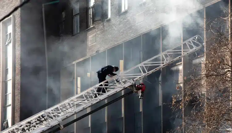Johannesburg: edificio in fiamme, in corsa per l’operazione di ricerca e recupero
