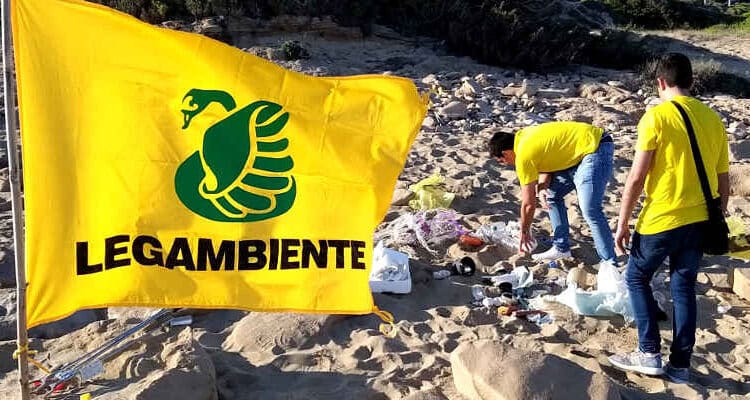 Legambiente ha presentato il rapporto Mare Mostrum denunciando la situazione delle acque del mare e delle coste italiane nel 2022