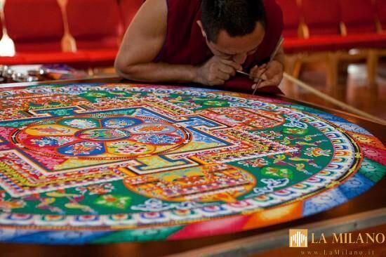 Milão, monges tibetanos criam uma mandala de areia ao vivo