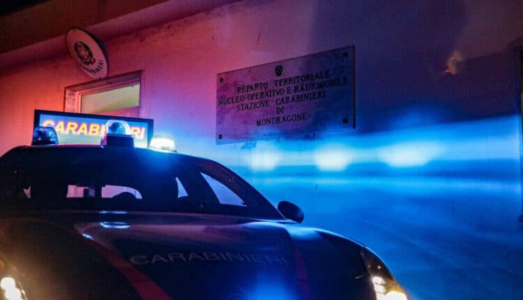 Mondragone: perde il controllo dell'auto e distrugge il cancello d'ingresso di un'abitazione. 