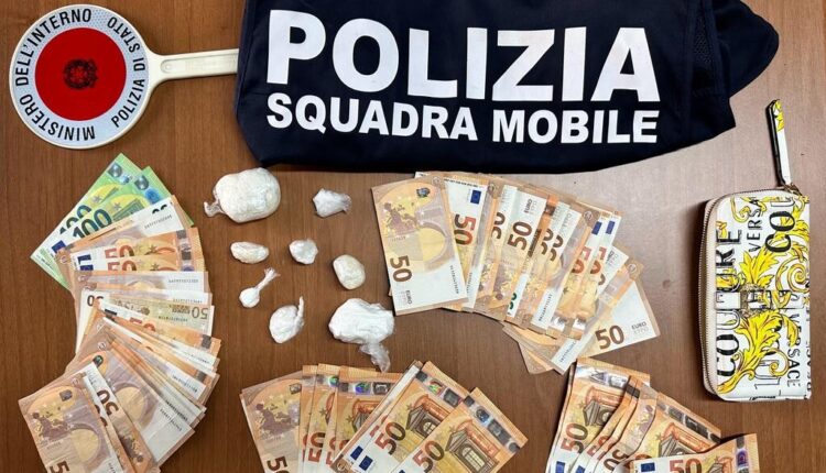 Pescara: cocaina e oltre 3mila euro in contanti nella casa popolare, arrestata 22enne incensurata