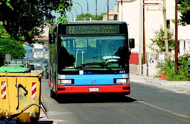Taranto: ubriachi minacciano il conducente su un autobus di città.