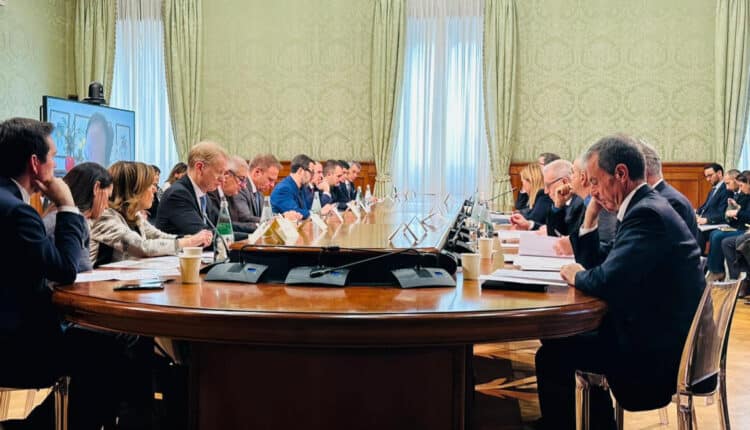 Vertice di maggioranza: focus su risorse su salari, sanità, famiglie e pensioni. Coalizione compatta.