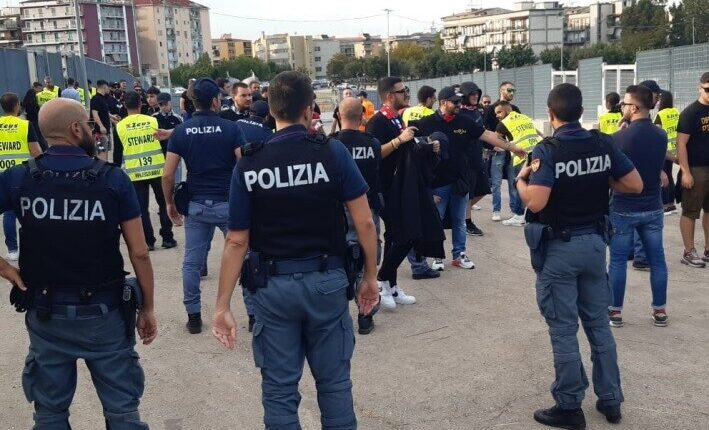 Crotone, incontro di calcio Crotone-Foggia: due tifosi crotonesi colpiti da provvedimenti D.A.SPO