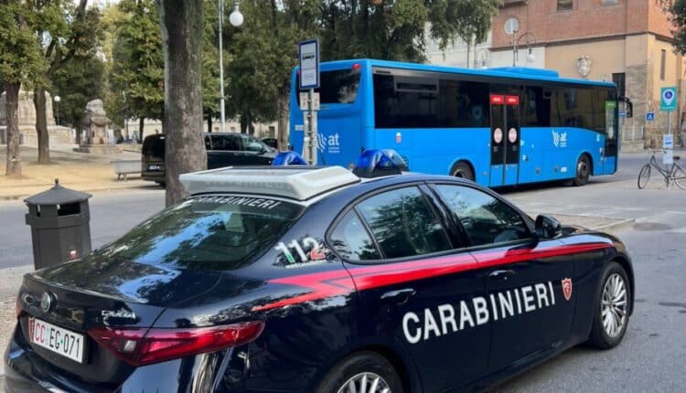 Lucca: due ragazzi aggrediscono i controllori del bus.