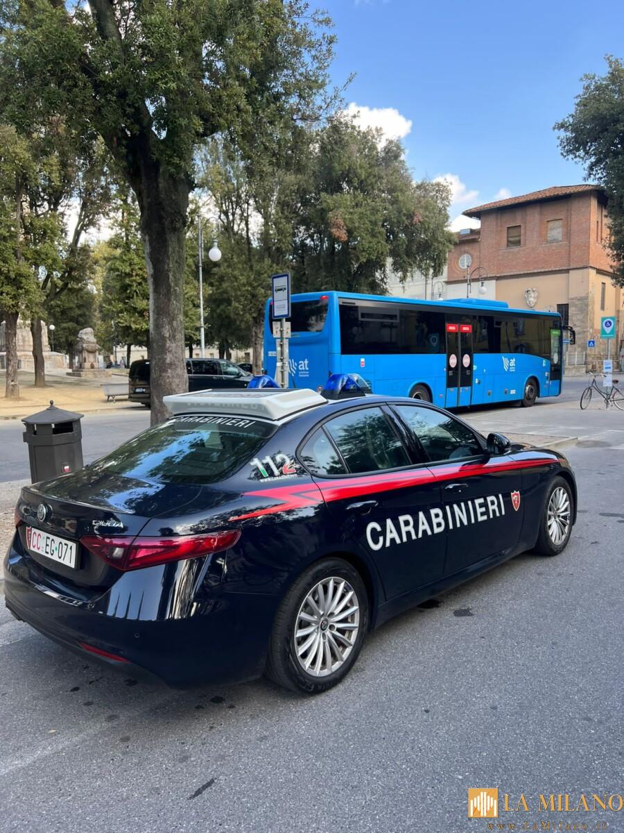 Lucca: due ragazzi aggrediscono i controllori del bus.