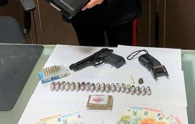 Nascondeva in casa droga, una pistola e un taser: 24enne arrestato dai Carabinieri a Bologna.