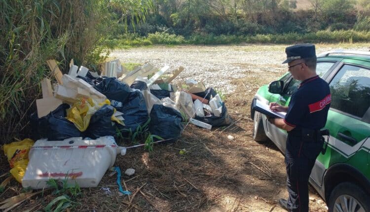 Scandicci (Firenze): trovati rifiuti speciali abbandonati non pericolosi, denunciati i titolari delle dette responsabili.