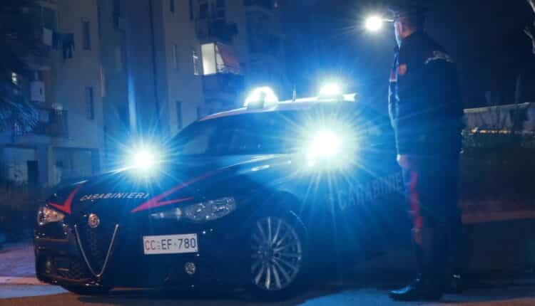 Arienzo: picchia la sorella e la minaccia con un martello.